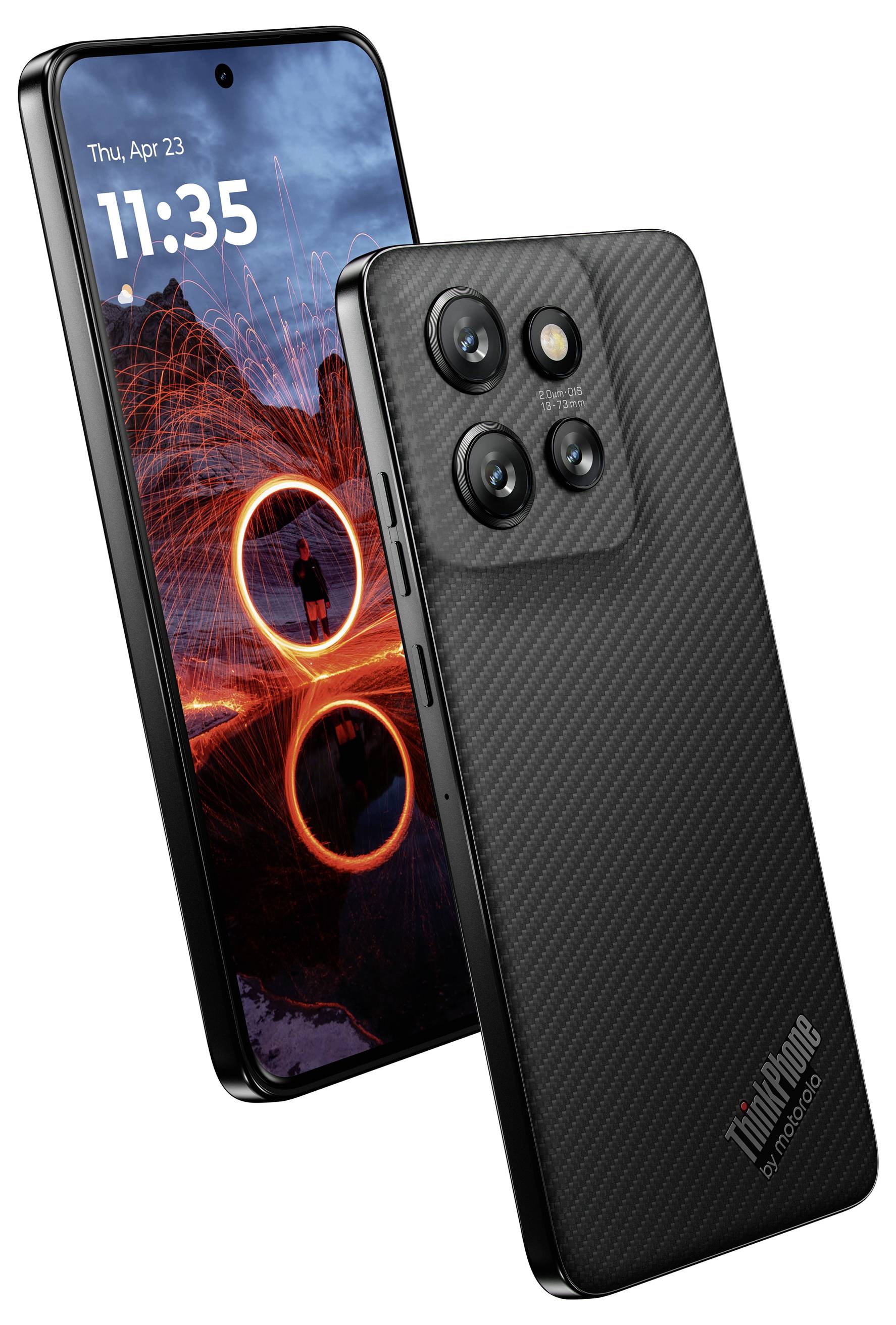 Due smartphone neri con finitura in carbonio affiancati; il lato frontale mostra un display con ora e data, il lato posteriore presenta quattro obiettivi fotografici.