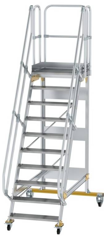 Scala a pioli in metallo con piattaforma e parapetti, montata su ruote per un facile trasporto. Ideale per lavori in quota sicuri in ambienti di magazzino.