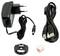 Alimentatore con spina EU, cavo USB, supporto rotondo e piccolo adattatore USB su sfondo bianco.