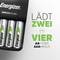 Caricabatterie con tre batterie AA Energizer. Il testo recita: 'Carica due o quattro batterie AA o AAA'.