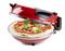 Forno per pizza rosso con sportello aperto, mostra una pizza appena sfornata con rucola e pomodori.