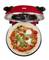 Un forno per pizza rosso dall'alto, con all'interno una pizza con pomodori, mozzarella e rucola.