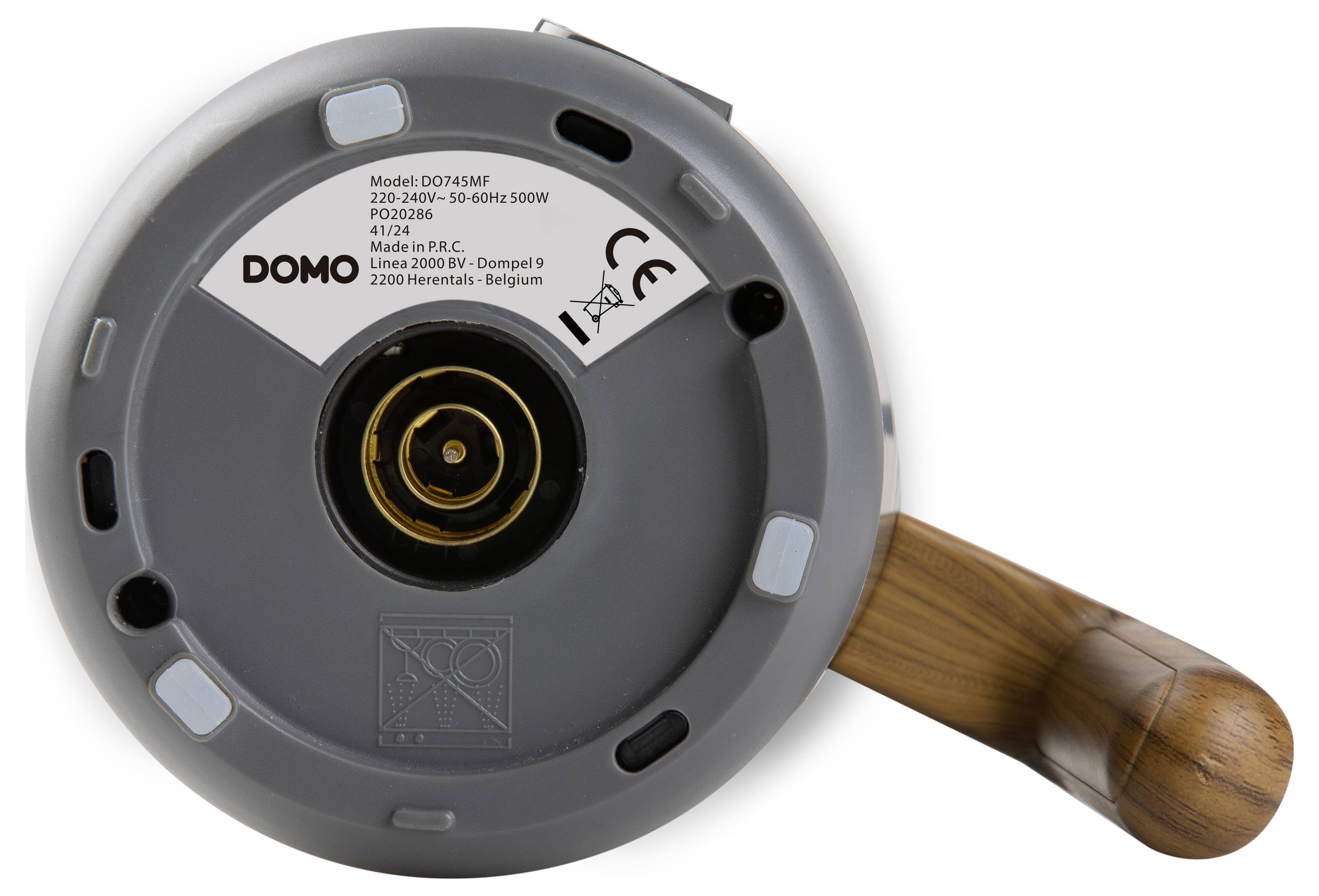 Parte inferiore di un dispositivo elettrico con etichetta 'DOMO', numero di modello, dettagli di fabbricazione e marchio di certificazione. Manico in legno visibile.