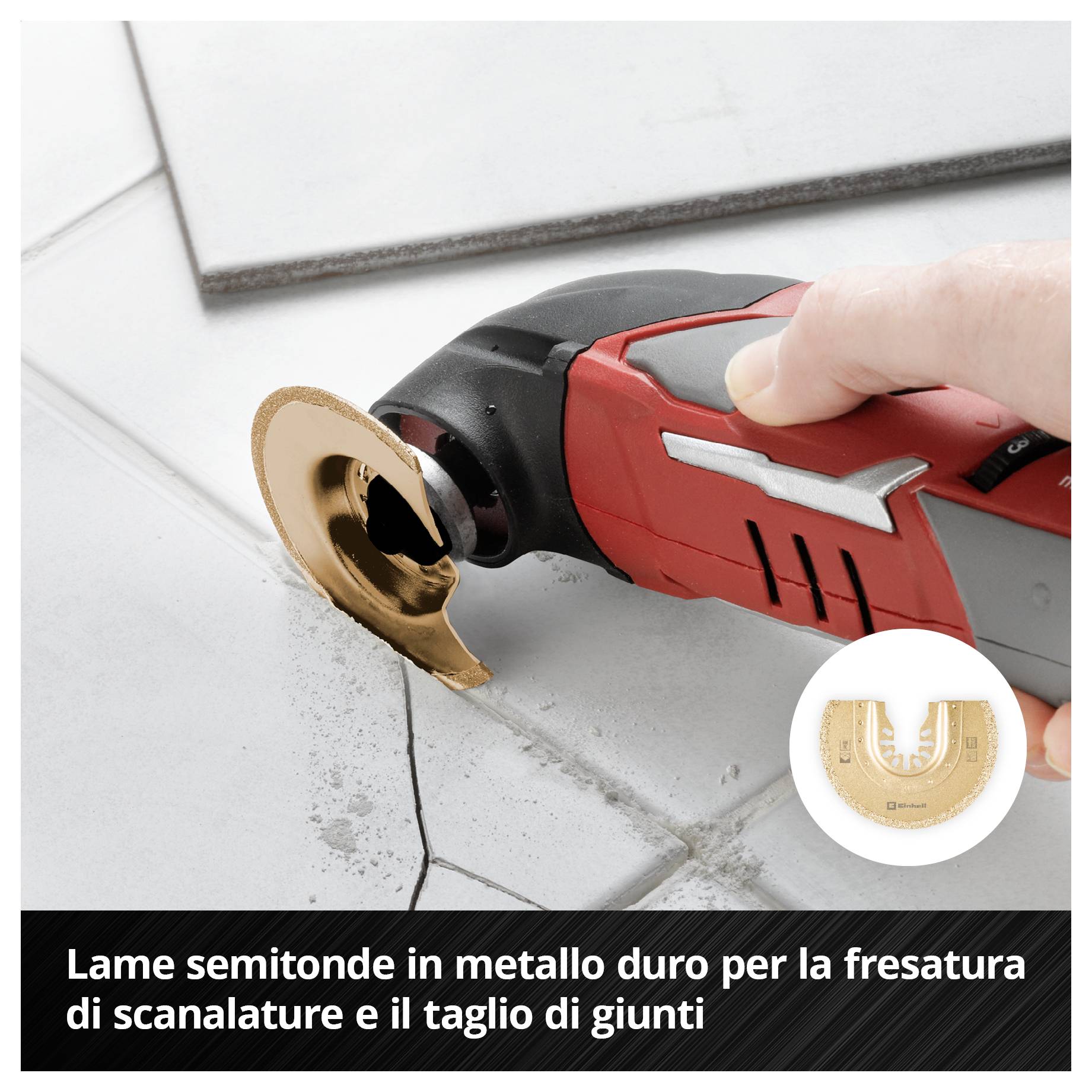 Una mano tiene uno strumento multifunzione elettrico con una lama di sega a mezzaluna che lavora con precisione i giunti delle piastrelle.
