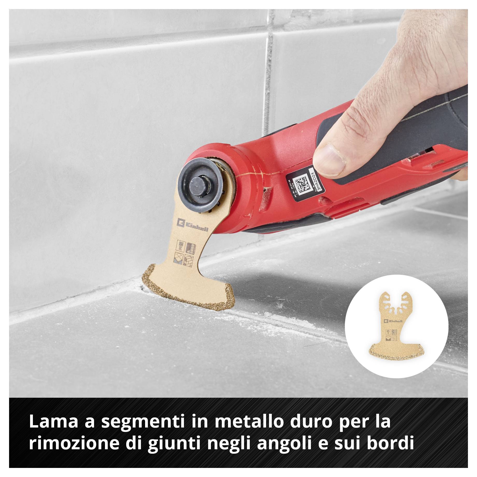 La mano tiene un multiutensile oscillante con lama di sega segmentata HM, taglia i giunti negli angoli. Utilizzo in punti difficili da raggiungere.