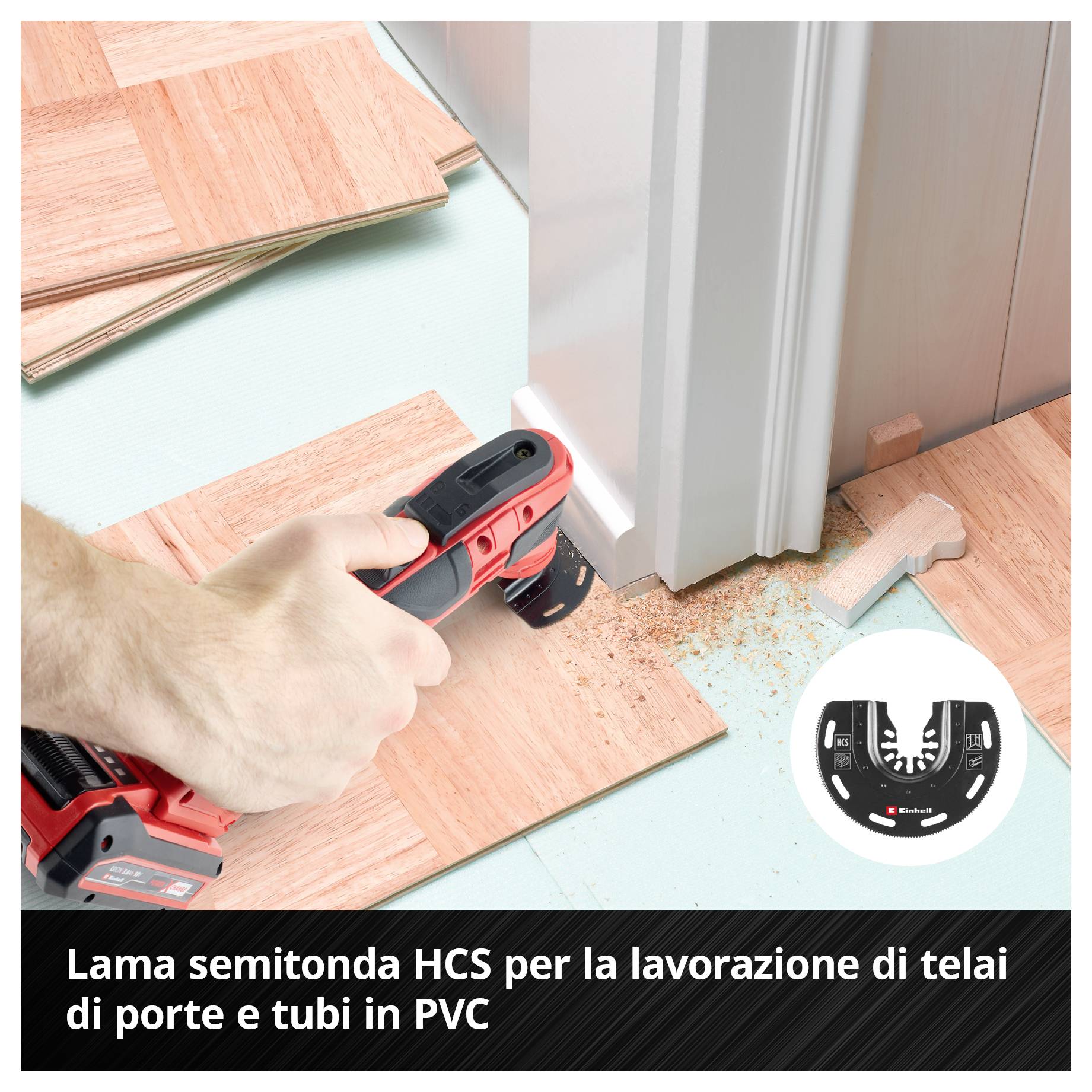 Una mano utilizza uno strumento elettrico con una lama a sega a mezzaluna HCS per adattare il rivestimento del pavimento intorno a uno stipite della porta. Tubetti in PVC visibili.