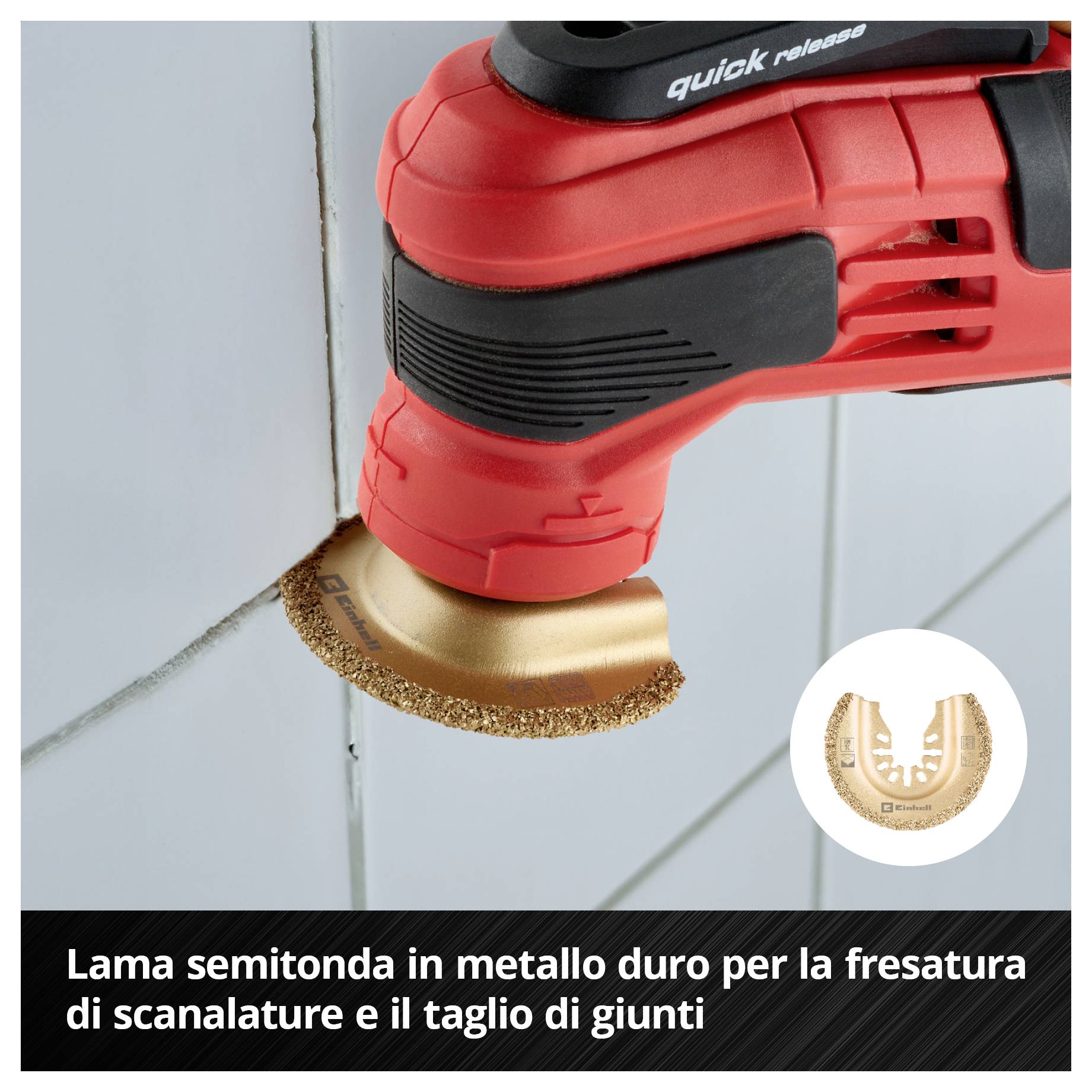 Vista interna di un forno in acciaio inossidabile con luce interna accesa, che mostra una griglia metallica e una teglia da forno posizionata sul fondo.