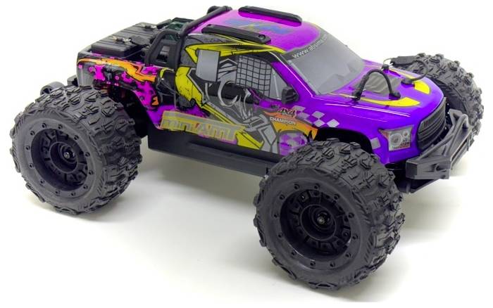 Un'auto radiocomandata viola con stampe grafiche, ruote grandi e un design dettagliato su sfondo bianco.