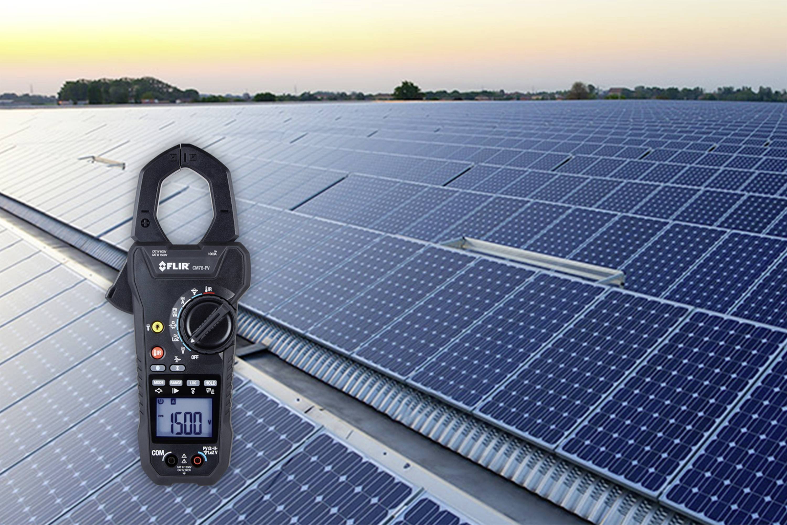 Multimetro misura la tensione sui moduli solari al tramonto. La schermata principale mostra 1500, indicando un test di elettricità. L'energia rinnovabile è il focus.