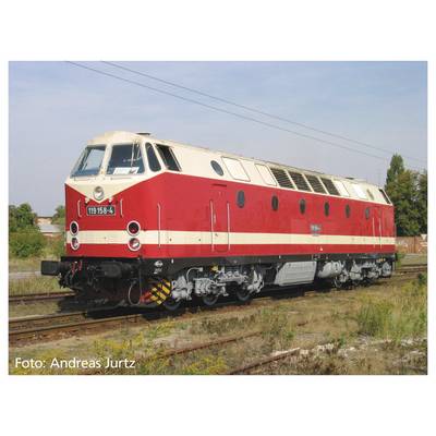 Una locomotiva diesel rossa e color crema su un binario. Ha finestrini rotondi e aperture di ventilazione sulla parte superiore.