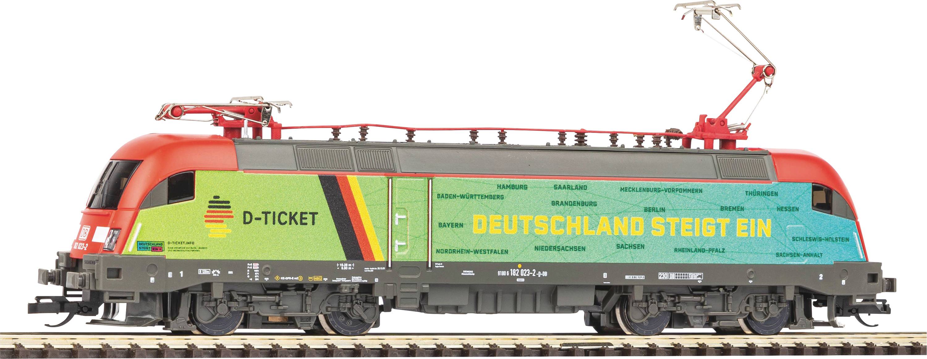 Un locomotiva colorata con la scritta 'Germania sale a bordo' fa pubblicità al biglietto Deutschland-Ticket. Ha un design moderno.