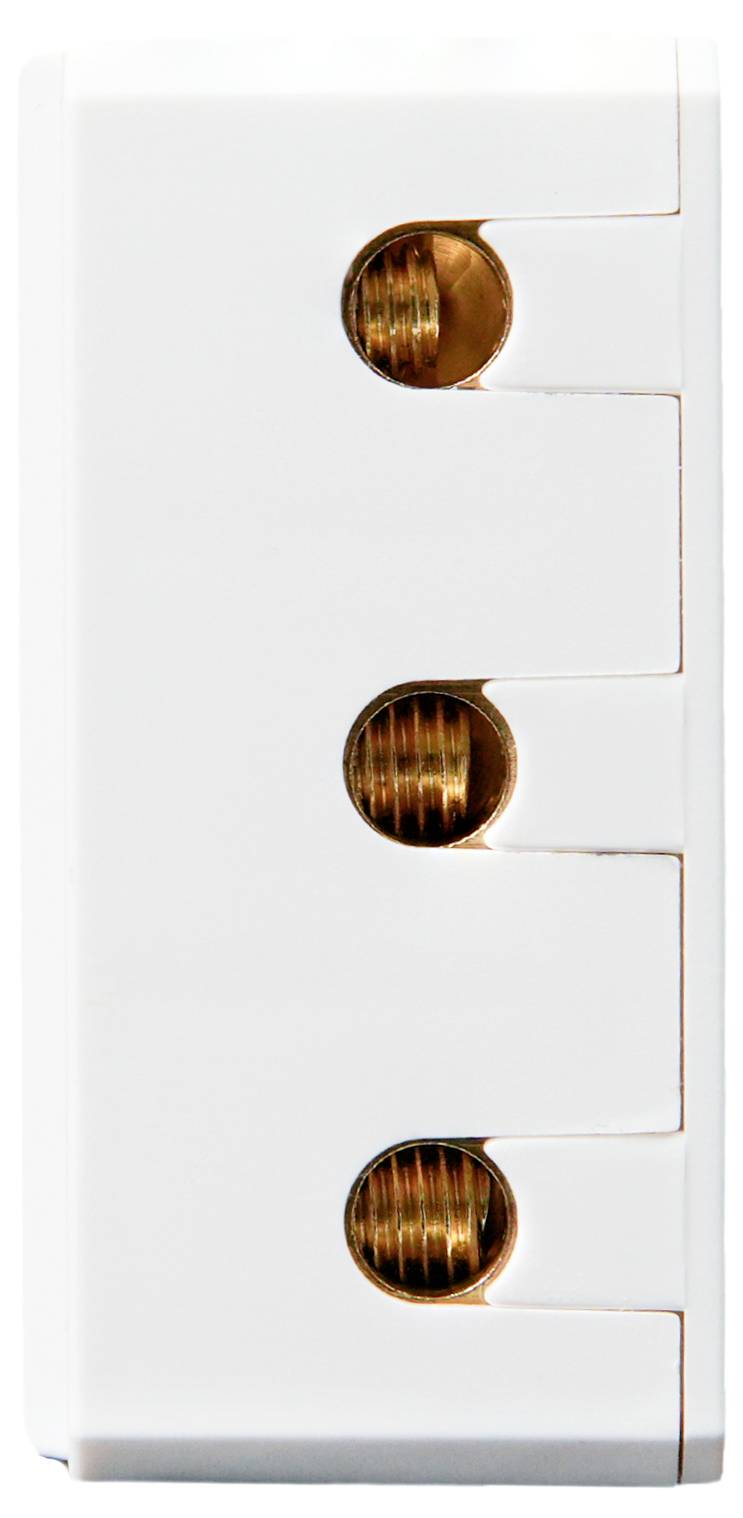 Un morsetto elettrico bianco con tre connettori di rame visibili, utilizzato per collegare cavi.