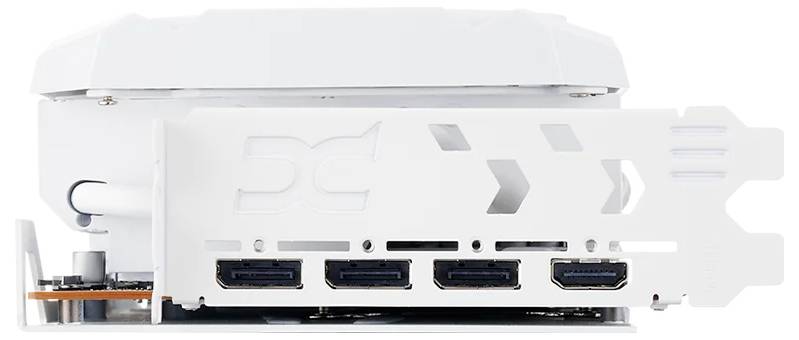 Scheda grafica bianca con quattro DisplayPort, vista laterale destra, mostra l'alloggiamento del ventilatore in alto.