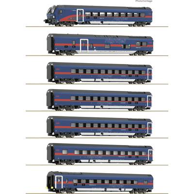 Un'immagine di diversi vagoni ferroviari blu disposti in fila, rappresentati da varie prospettive. Le porte e le finestre sono visibili.