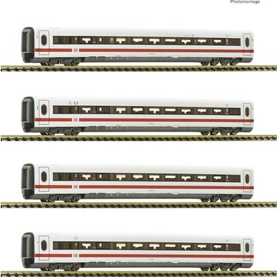Quattro vagoni bianchi ferroviari, distribuiti uniformemente sui binari, con finestre semplici e una striscia rossa sul lato, disposti uno accanto all'altro.