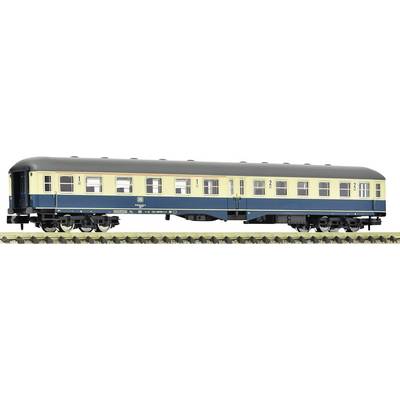 Vagone ferroviario in miniatura nel classico design blu-beige con etichettatura dettagliata e sfondo ferroviario.