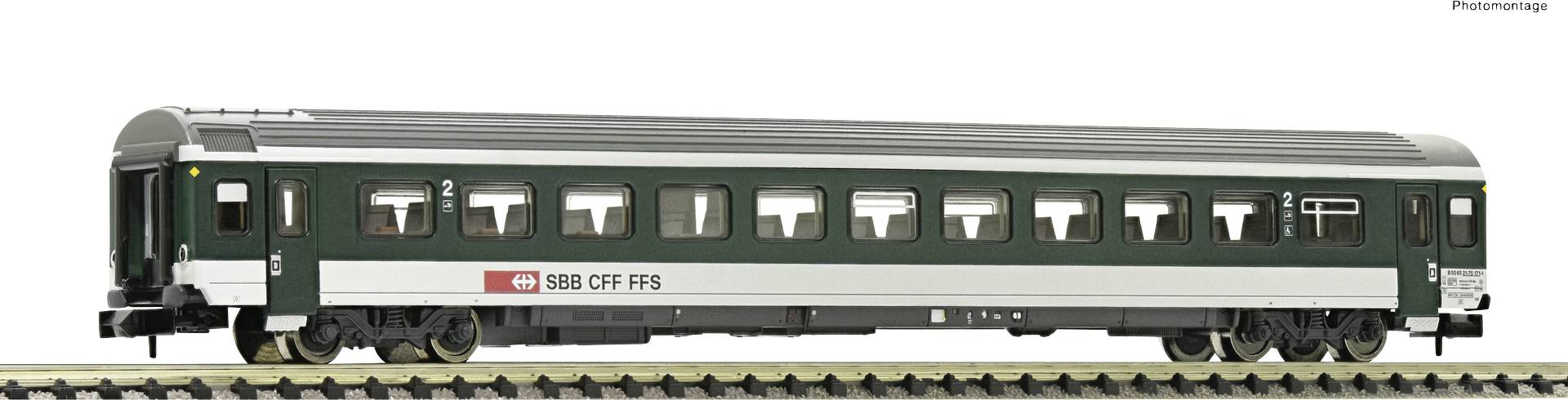 Un vagone verde delle FFS (Ferrovie Federali Svizzere) con il numero '2' sulle porte, fermo su un binario.