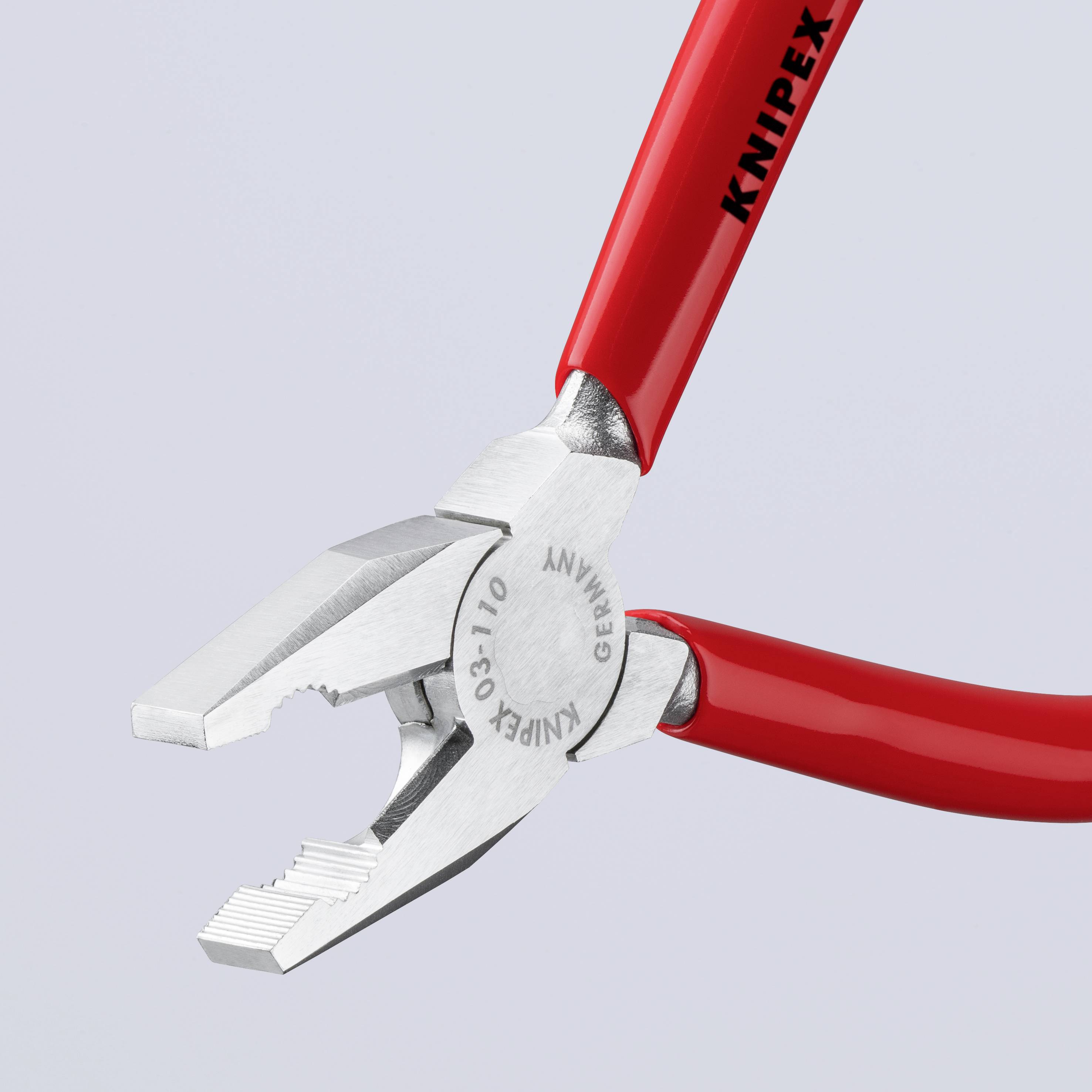 Pinza a tenaglia rossa con nome del marchio stampato, aperta, che mostra le ganasce e la dentatura.