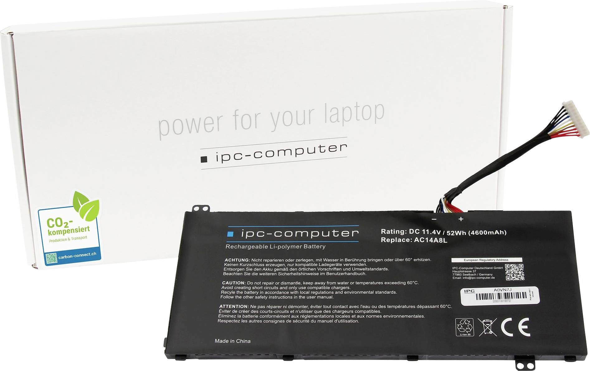Un battery per laptop di ipc-computer è posizionato davanti a una confezione. La batteria ha una capacità di 52Wh e una tensione di 11,4V.