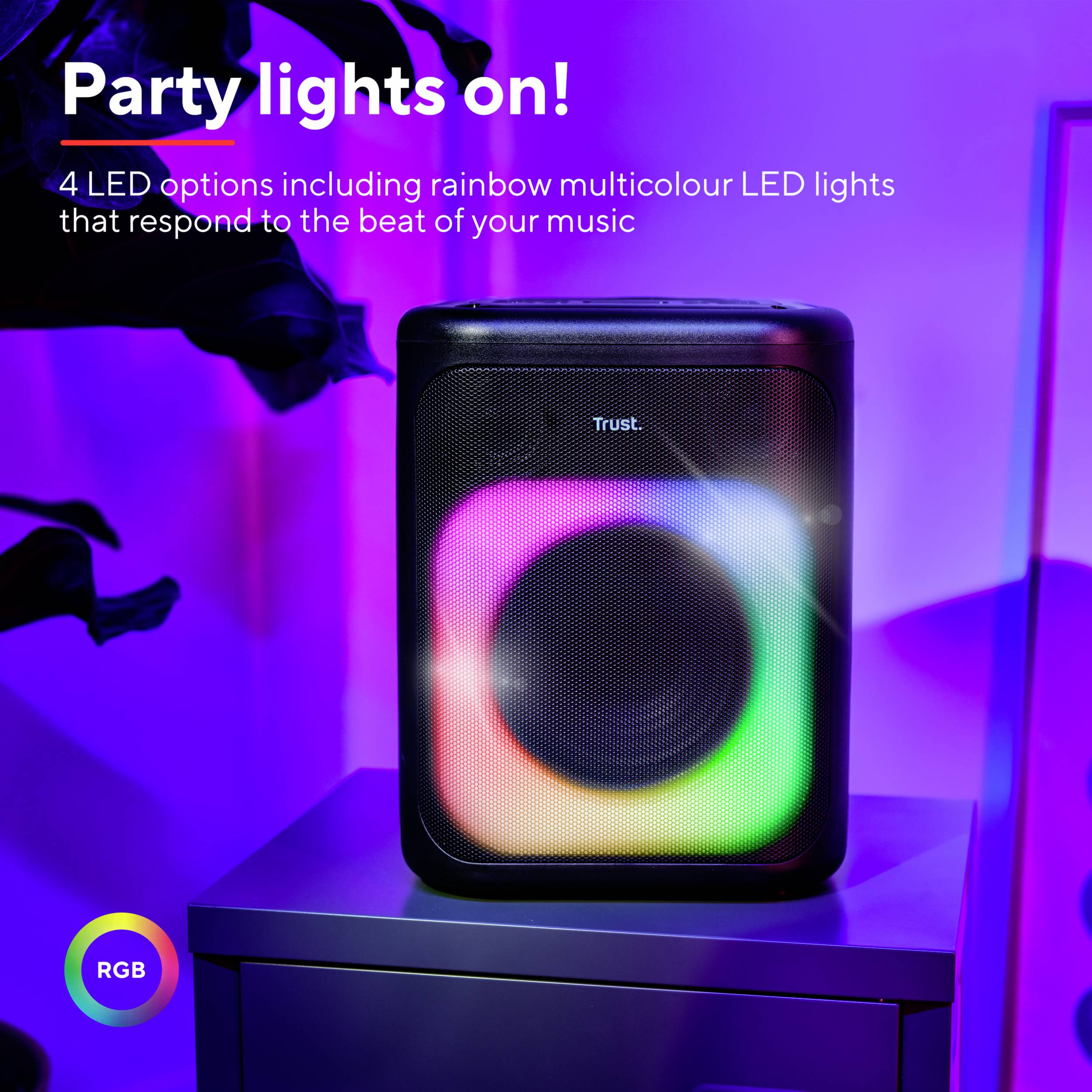 Un altoparlante con luci LED mostra diversi colori. Testo: 'Luci da festa attivate! 4 opzioni LED che reagiscono alla musica.'