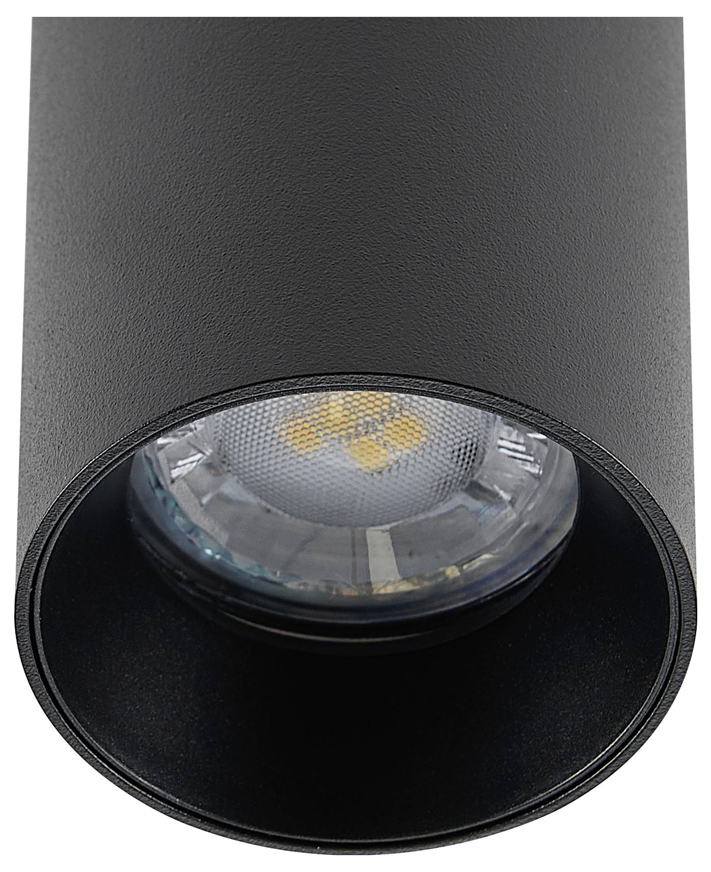 Una plafoniera a LED nera con involucro cilindrico, che illumina verso il basso, mostra il corpo illuminante al suo interno.