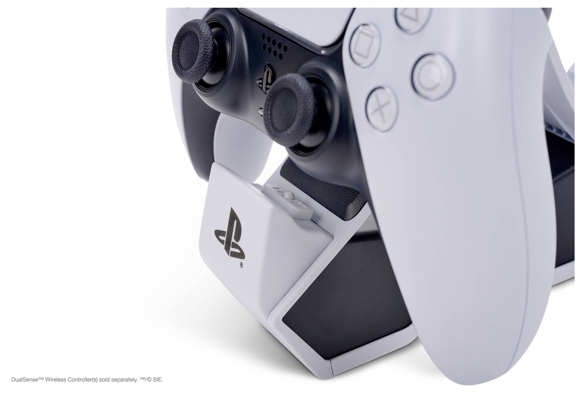 Primo piano di un controller da gioco wireless bianco posizionato in una stazione di ricarica. Il controller ha un design ergonomico con diversi pulsanti.
