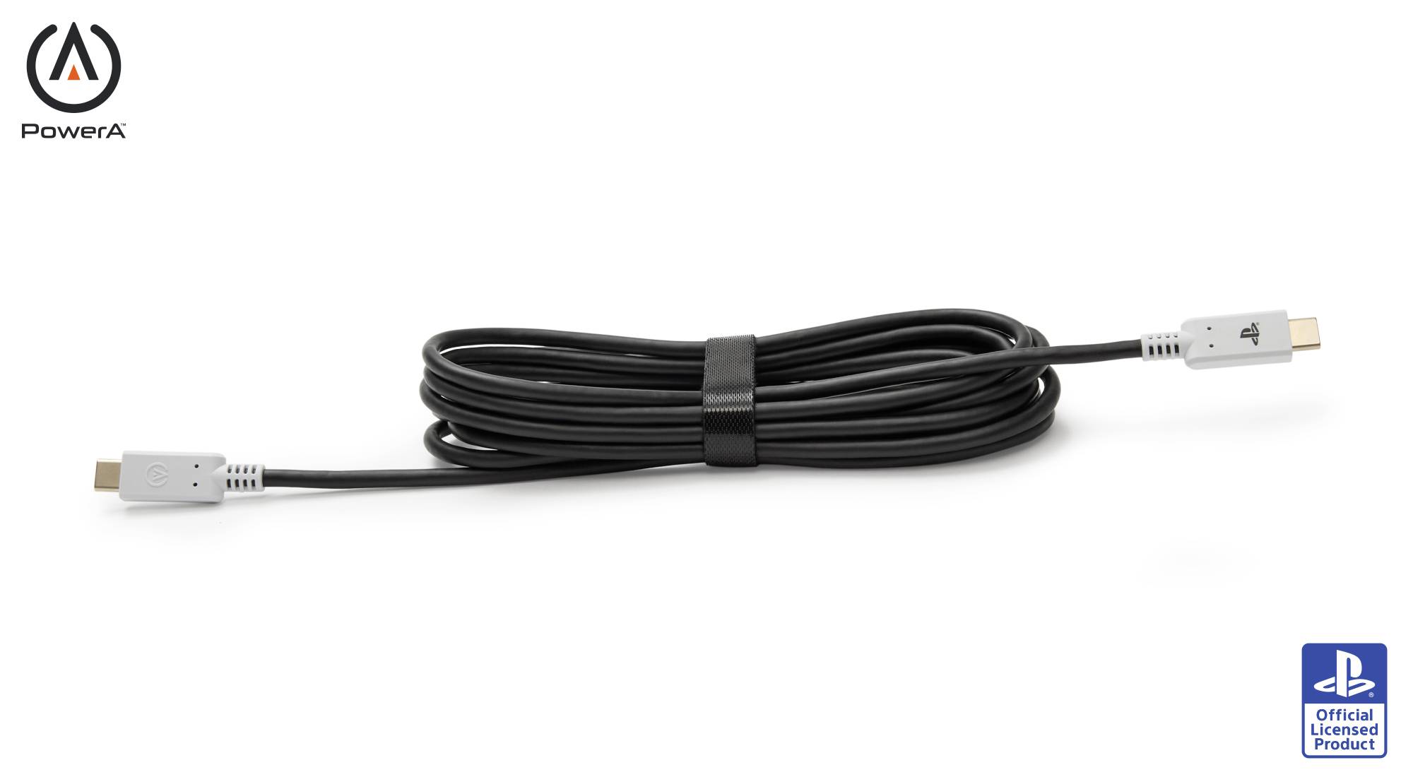 Un cavo HDMI nero con connettori dorati, a sinistra il logo di PowerA, a destra il logo PlayStation con 'Prodotto Ufficiale su Licenza'.