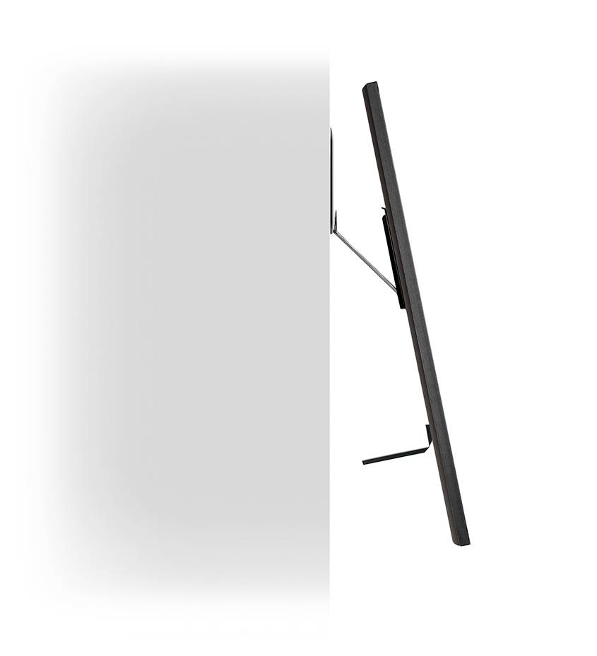 Un televisore ultra sottile, montato lateralmente al muro, mostra il suo profilo elegante e il supporto a parete minimalista.