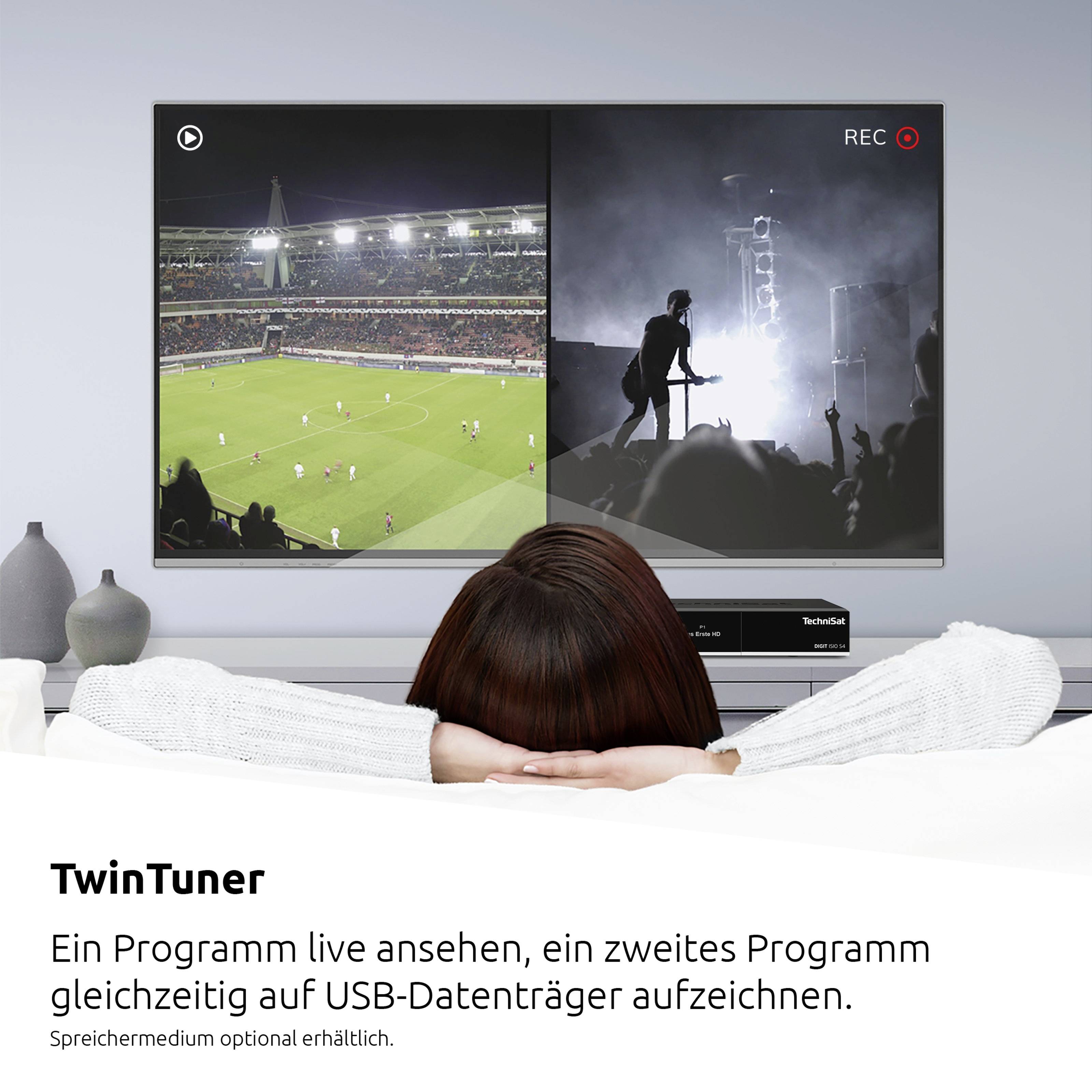 Una persona sta guardando la televisione, con uno stadio sul lato sinistro e un concerto sul lato destro dello schermo. Testo in basso: 'TwinTuner'.