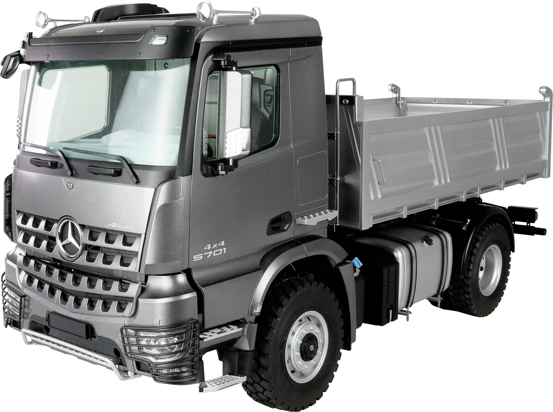 Camion grigio visto di lato con il cassone aperto. Ideale per trasporti o progetti edili.