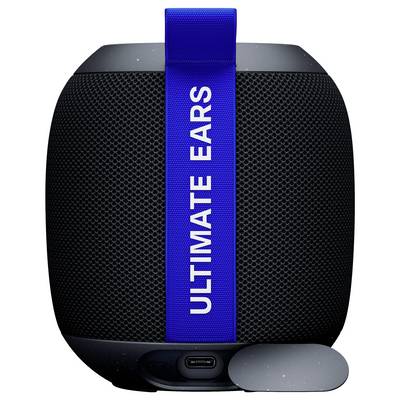 Altoparlante portatile nero con laccio blu e logo 'Ultimate Ears'. Porta USB sul fondo, design compatto e moderno.