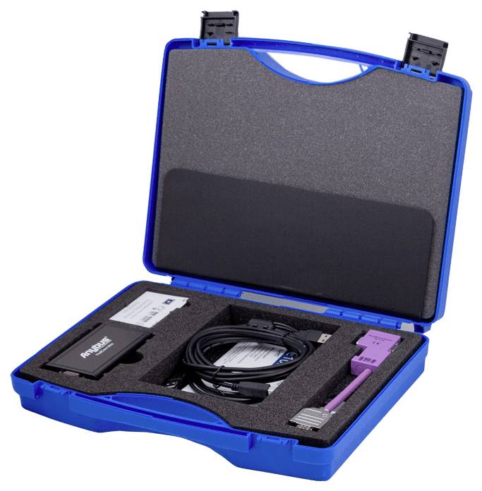 Valigia blu con dispositivi elettronici e cavi, rivestita ordinatamente in schiuma. Contiene adattatori e cavi USB.