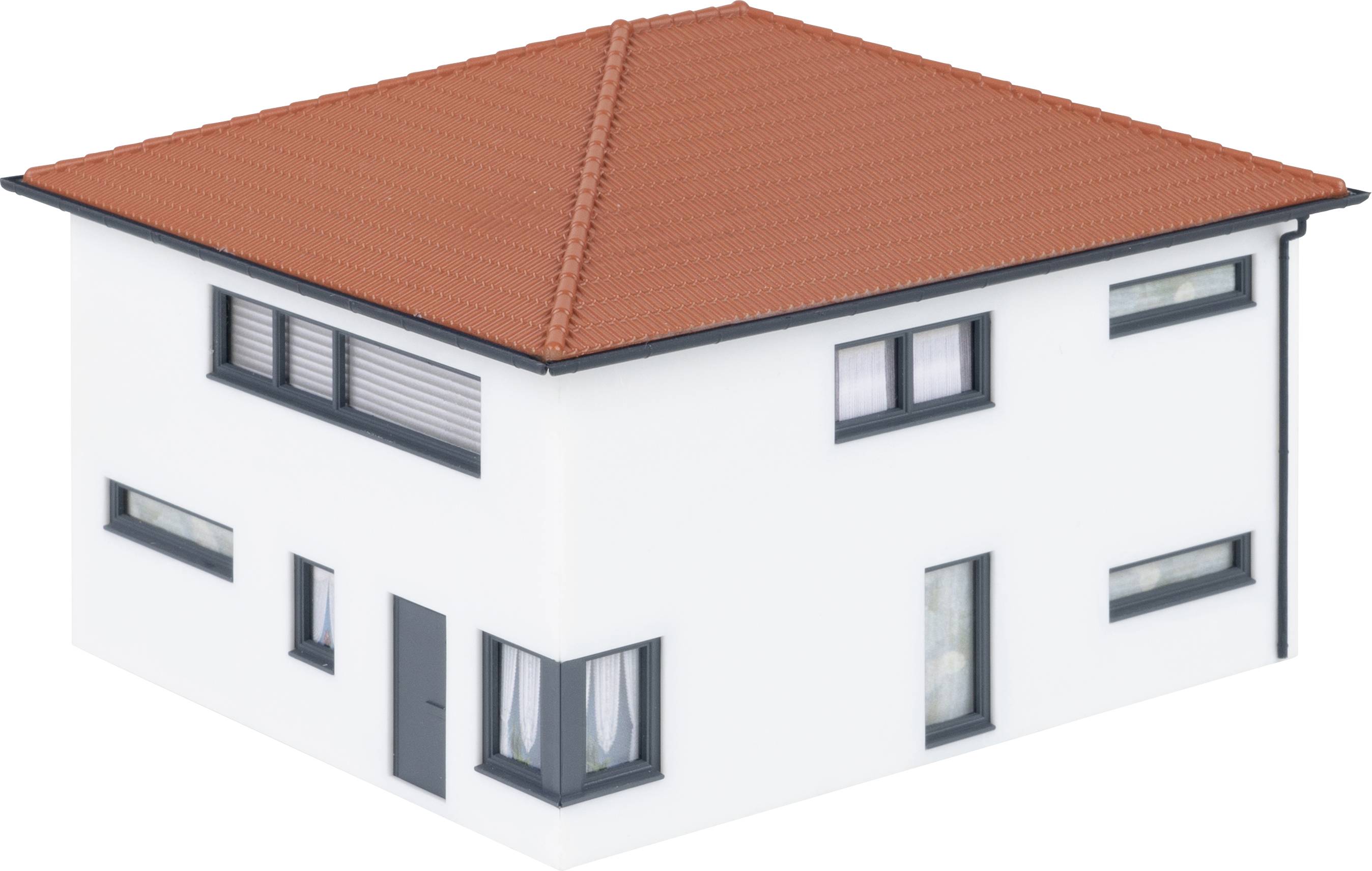 Una casa moderna a due piani con tetto a capanna rosso e pareti bianche. Le finestre sono distribuite in modo uniforme.