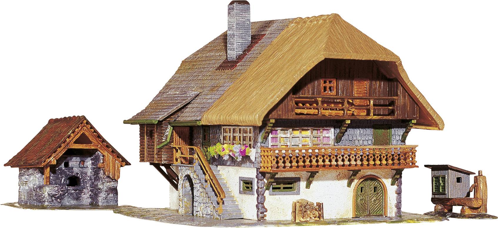 Una casa a graticcio tradizionale con tetto di paglia. Accanto alla casa c'è un piccolo capanno e un pozzo in legno. I fiori ornano il davanzale.