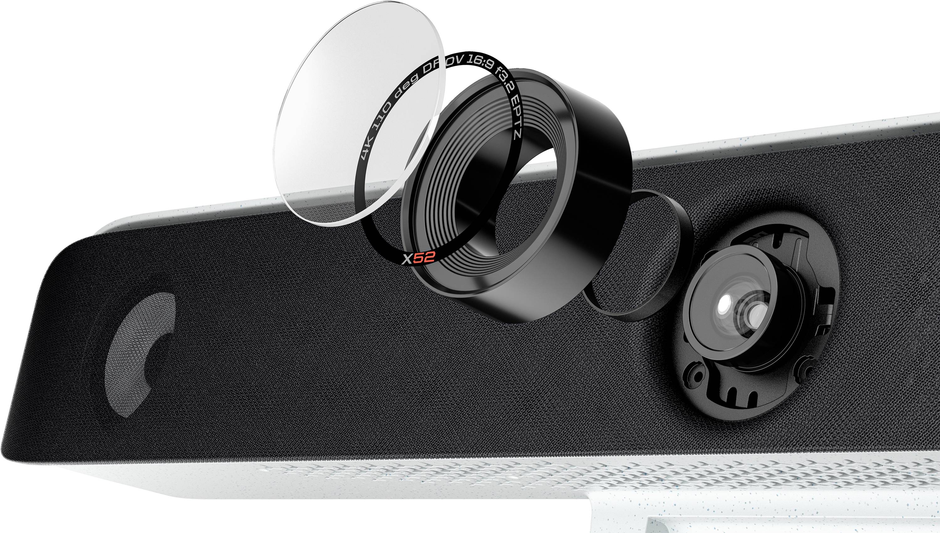 Primo piano di un obiettivo distante e di un tappo dell'obiettivo rimossi da una webcam.