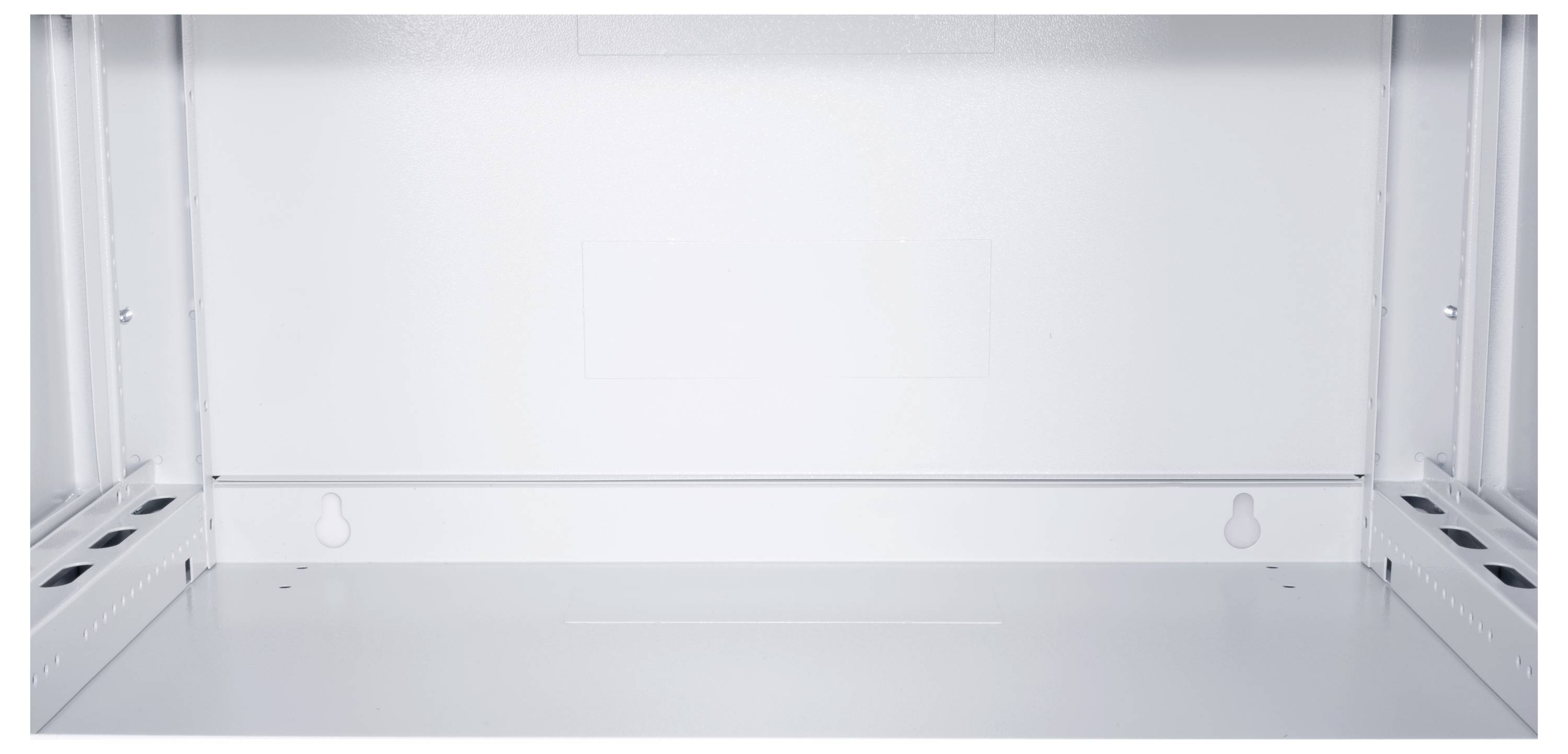 Uno scaffale vuoto, pulito, bianco con una superficie liscia, pronto per lo stoccaggio o l'esposizione, posto su uno sfondo bianco uniforme.
