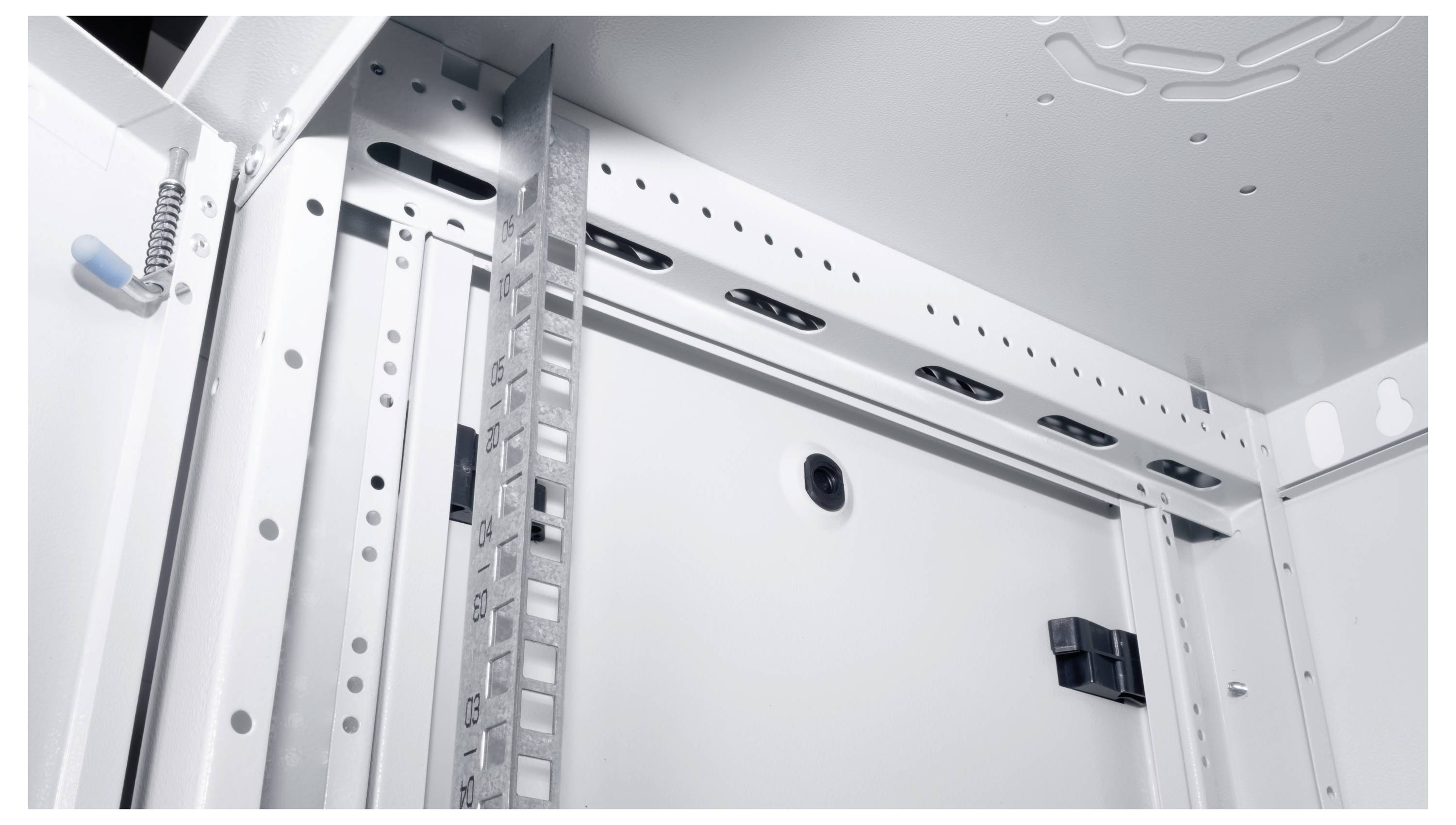 Vista interna di un rack server industriale, che mostra la struttura metallica e una guida montata, progettata per organizzare attrezzature elettroniche.
