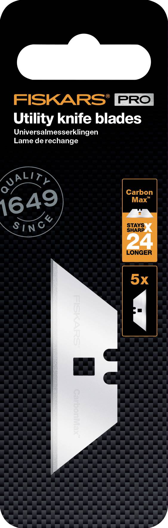 Confezione con 5 lame per cutter FISKARS PRO. Testo: 'Lame per cutter universali', 'Carbon Max', 'Rimane affilato 24 volte più a lungo'.