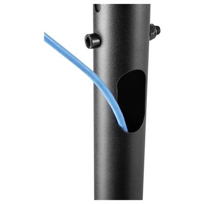 Un primo piano di un tubo metallico nero con un cavo blu inserito attraverso un'apertura ovale, che suggerisce la gestione dei cavi o l'integrazione strutturale.