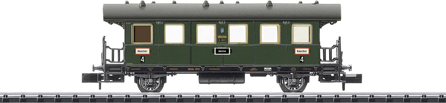 Vagone passeggeri verde per modellismo ferroviario su binario, con quattro grandi finestrini e il numero 4 sui lati.