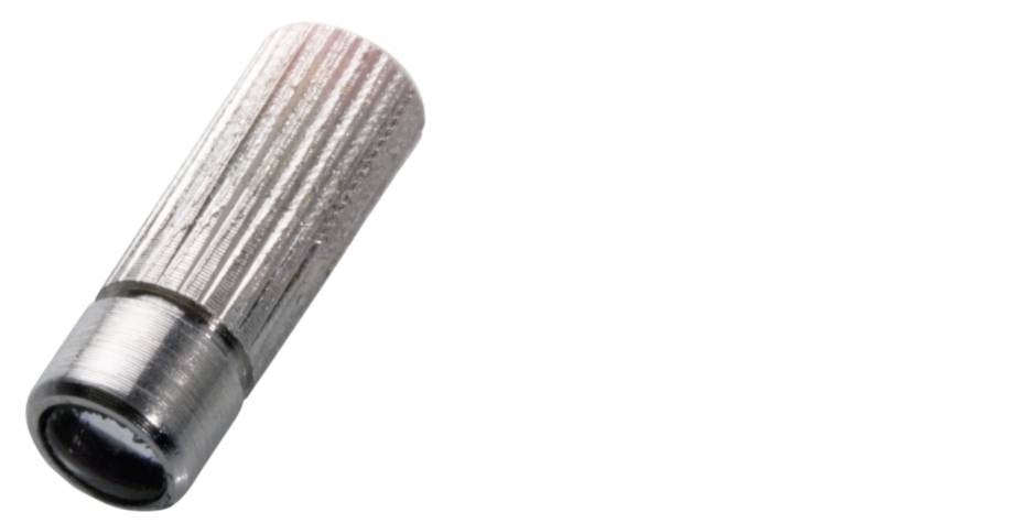 Perno o bullone metallico, di forma cilindrica con superficie zigrinata, su sfondo bianco.