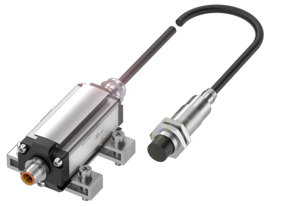 Un sensore di prossimità con involucro metallico, collegato con un cavo schermato. Adatto per applicazioni industriali di precisione.