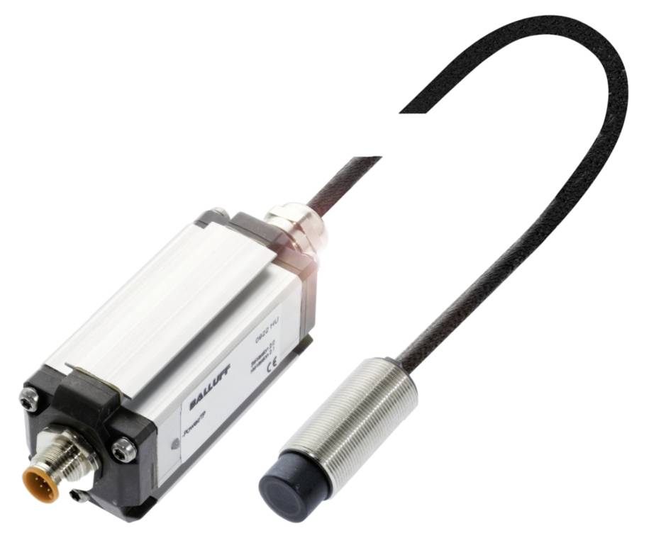 Un sensore capacitivo cilindrico con cavo collegato e connettore per il rilevamento di oggetti metallici e non metallici.