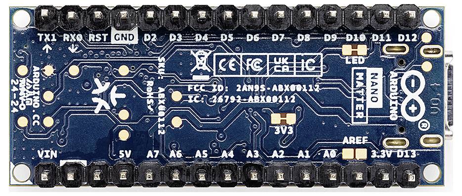 Un microcontrollore Arduino Nano con più porte e circuiti su una scheda blu; adatto per progetti elettronici.