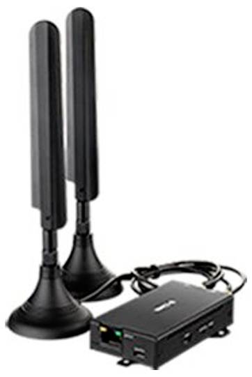 Due antenne nere accanto a un piccolo dispositivo di rete nero con diverse porte e cavi.