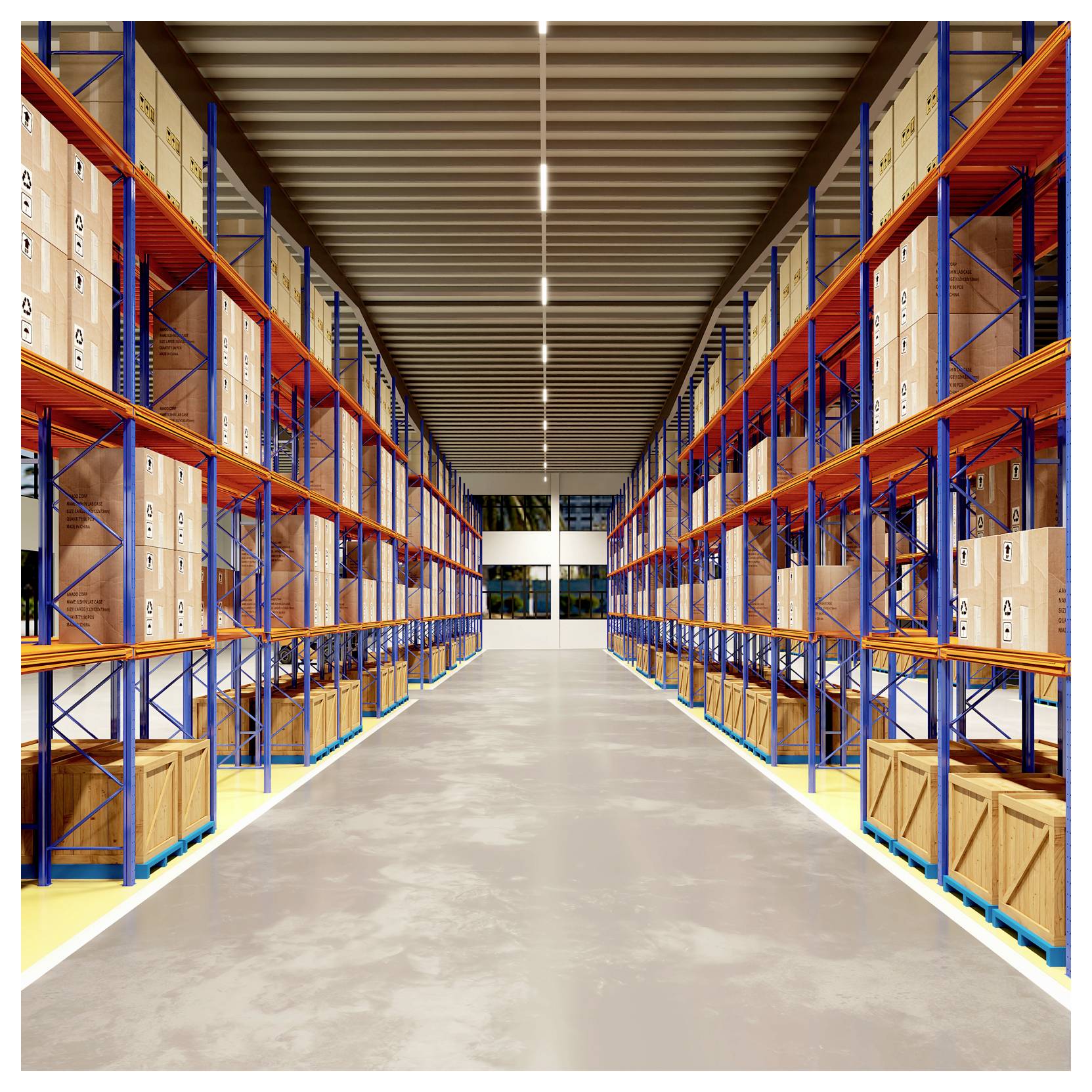 Corridoio vuoto di un magazzino fiancheggiato da alte scaffalature per pallet, cariche di scatole di cartone e casse di legno, visto dal centro verso l'estremità opposta.