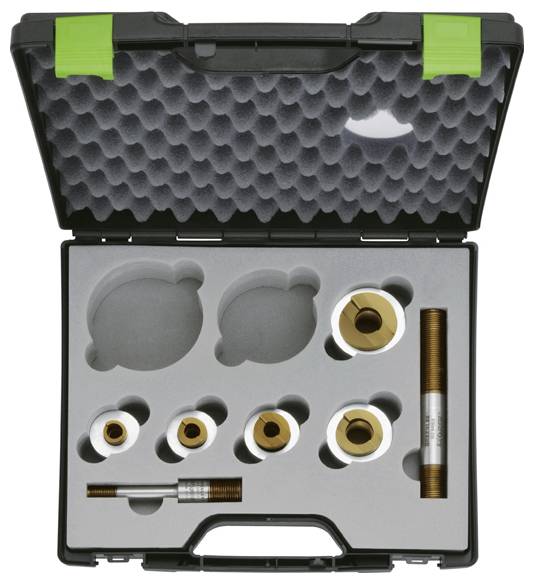 Un set di strumenti di ingegneria di precisione con raccordi in ottone disposti all'interno di un'custodia rivestita di schiuma protettiva.