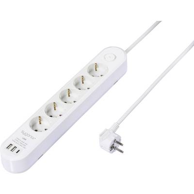 Una multipresa bianca con cinque prese europee e quattro porte USB è mostrata, con un pulsante di accensione e un cavo di alimentazione collegato.
