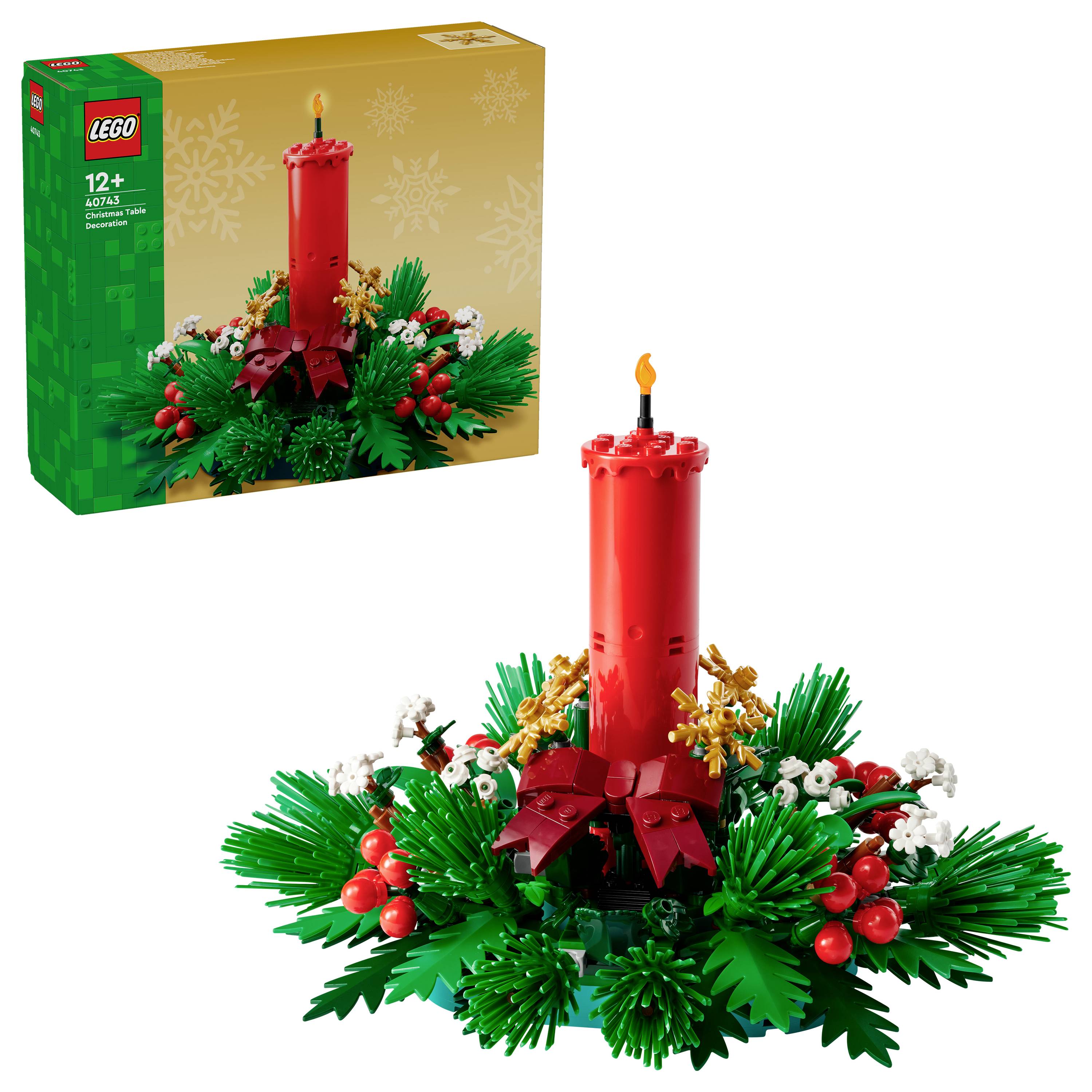Un vivace centro tavola LEGO con una candela rossa e vegetazione festiva, che include aghi di pino, bacche rosse e fiori bianchi.
