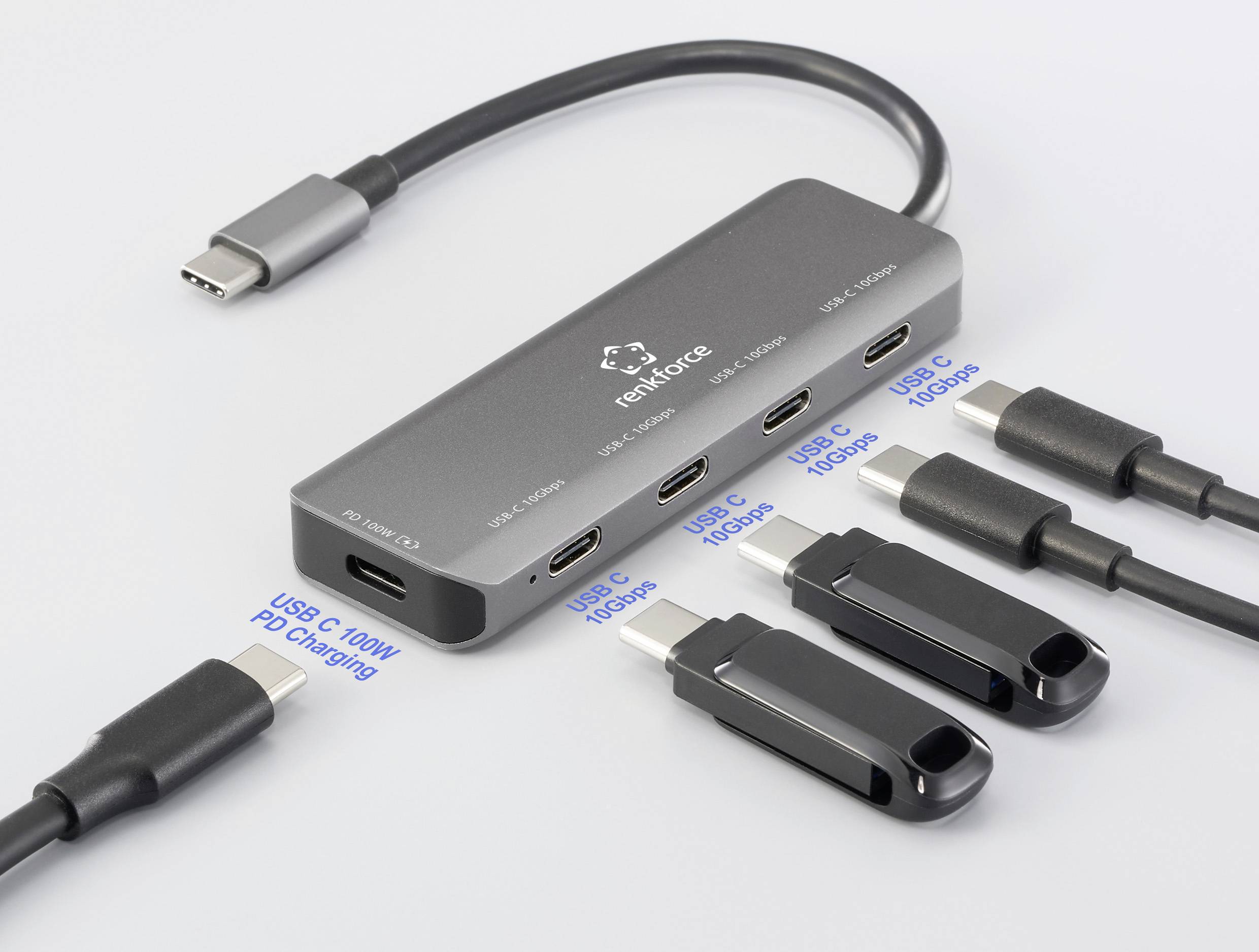 Un adattatore multi-porta con cinque porte USB-C, etichettate con diversi valori di velocità e capacità di ricarica, affiancato da cavi di connessione.